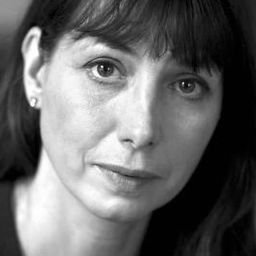 Kathryn Worth 飾演 Anna