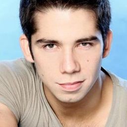 Ruy Senderos 飾演 Tino