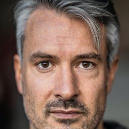 盧卡斯·史皮瑟 飾演 Derek Helbert