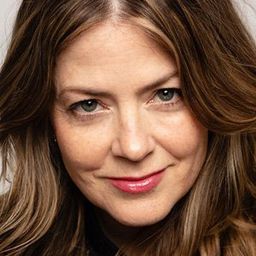 Juliana Dever 飾演 Louise Watson