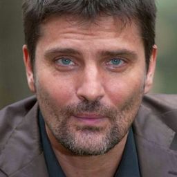 Lorenzo Flaherty 飾演 Youth