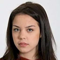 Fiona Hernout - A Mother演員 飾演Lorianne