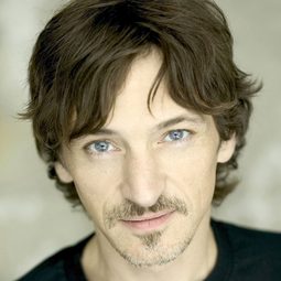 尊·鶴基斯 - 我為君狂演員 飾演David Elliot