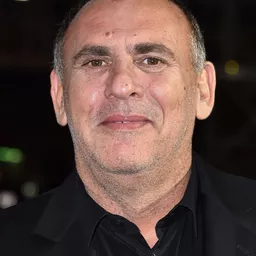 Graham King 飾演 Officer Fairchild