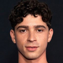 Isaac Powell 飾演 Rhys