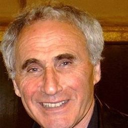 Victor Choulman 飾演 Katjas Vater