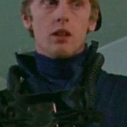 John Rice 飾演 Crosley