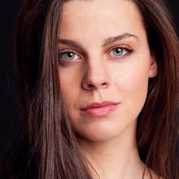 Clara Alvarado - 幻想的色彩演員 飾演Campista