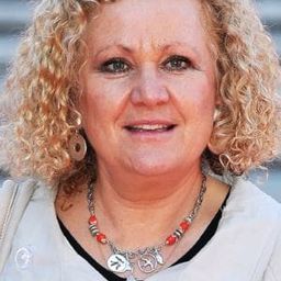 Nadia Tass - 艾美的世界導演