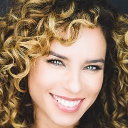 妮可·林恩 - 借調情人演員 飾演Naomi