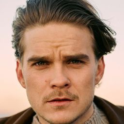 Marco Ilsø 飾演 Ditlev som ung