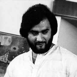 Dinesh Thakur 飾演 