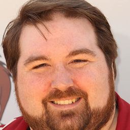 Travis Oates 飾演 Bulwart