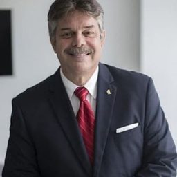 Roberto Vigoreaux 飾演 