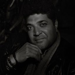 Balaji Manohar 飾演 Mhaloji
