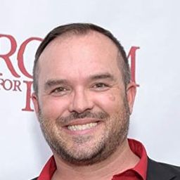 Casey Nicholas Price 飾演 Edward