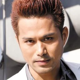 Ji Feilong 飾演 Robert