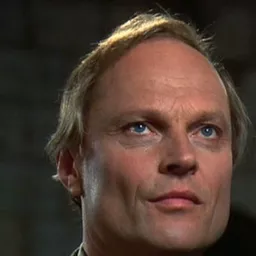 Christopher Neame 飾演 Bernard