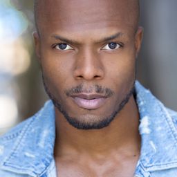 Deji LaRay - 灼沙演員 飾演Big Brother Thad