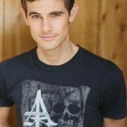 John Patrick White - 單身交易演員 飾演Garry