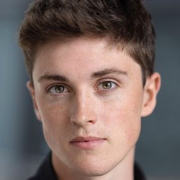 Rhys Mannion 飾演 Young C. S. Lewis