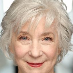 佩吉·J·史考特 飾演 Edna Grogan