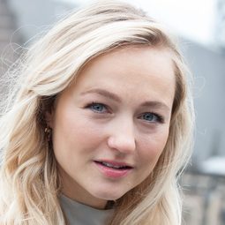 Carolien Spoor 飾演 Dominique