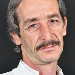 Sedat Develik 飾演 Arşiv Görevlisi