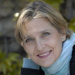 Isabelle Guiard 飾演 Sarah Bernhardt / Ana de Noailles / 'La Goulue' / Supervising mistress / Mother of a family (voice)