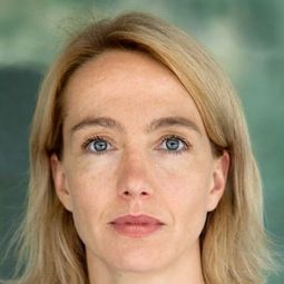 Ursina Lardi 飾演 Tinka