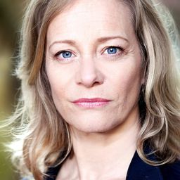 Emma Cater 飾演 Kathy