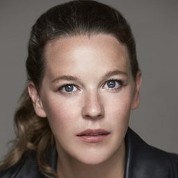 Josefin Neldén 飾演 Mona