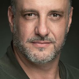 César Díaz 飾演 Jefe mudanza