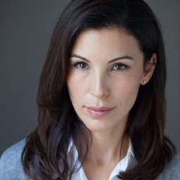 Nancy De Mayo 飾演 Maddie