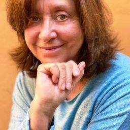 Alessandra Panelli 飾演 Ines