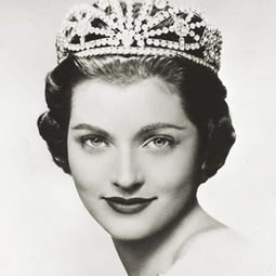 Lee Meriwether 飾演 Self