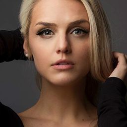 Emily Sweet 飾演 Crissy