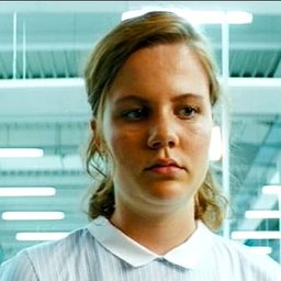 Julia Eiber 飾演 Backshopverkäuferin