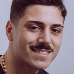 Pasquale Marotta 飾演 Agostino