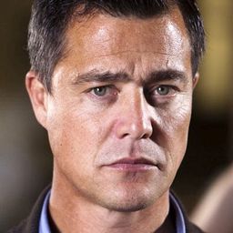 Evert McQueen 飾演 Inspector Hendricks