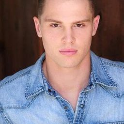 奥斯汀·富萊伯格 飾演 Jake