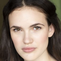 Avery Moss 飾演 Carrie Berzins