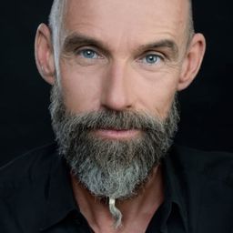 Julien Blaschke 飾演 Burley Russian