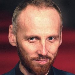 艾文布萊納 飾演 Charlie