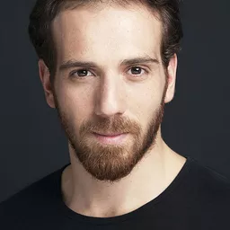 Emre Yetim 飾演 Ayna