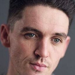 Robbie O'Neill 飾演 Frank