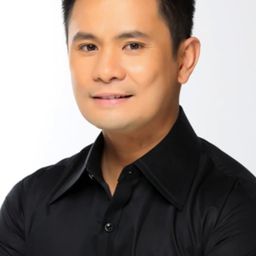 Ogie Alcasid 飾演 