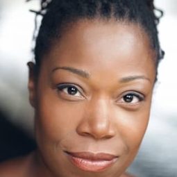 Michele Austin 飾演 Dr Lorna James