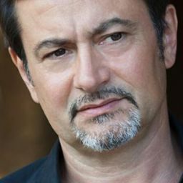 Simone Colombari 飾演 Superiore