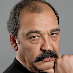 Server Mutlu 飾演 Kaymakam